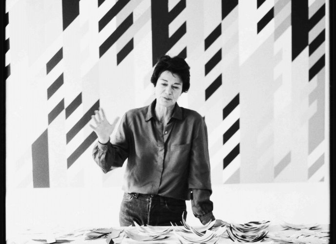 bridget-riley-standing-in-front-of-justinian_1988-copy-689×1024